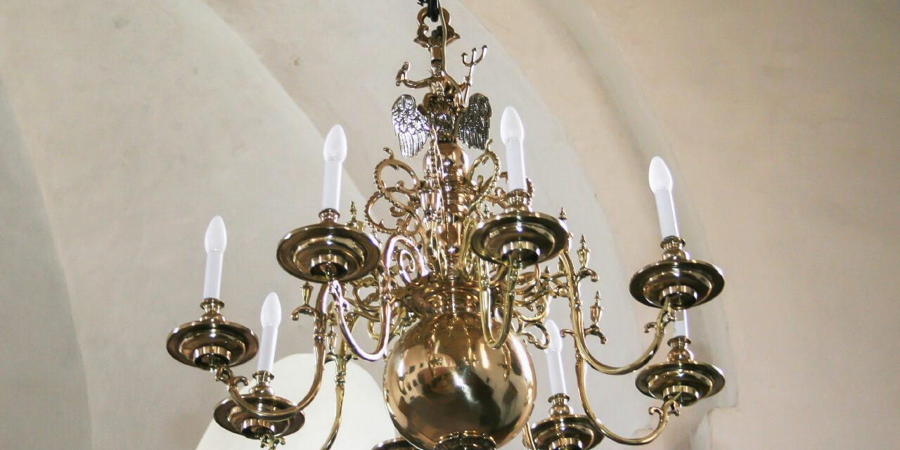 9 Kirchengemeinde Hohenkirchen- Restaurierung von mehreren Barockleuchters aus dem 17. Jahrhundert.Bekrönung Zeus auf dem Adler hier mit Dreizack und Blitzbündel