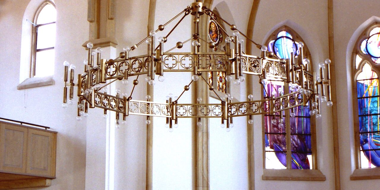 11_9109_brackwede_zentraler__kronleuchter_der_durch_einen_brand_1990_zerstorten_und__wieder_aufgebauten_neugotischen__kirche._architekt_war_fritz_k_wachtmann__der_leuchter_hat_96_brennstelllen