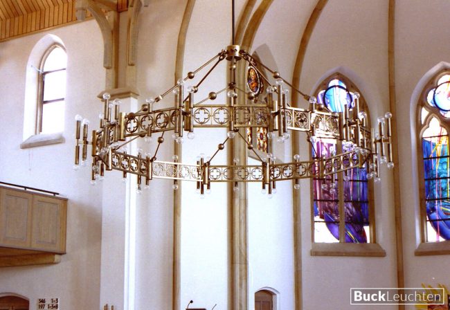 11_9109_brackwede_zentraler__kronleuchter_der_durch_einen_brand_1990_zerstorten_und__wieder_aufgebauten_neugotischen__kirche._architekt_war_fritz_k_wachtmann__der_leuchter_hat_96_brennstelllen