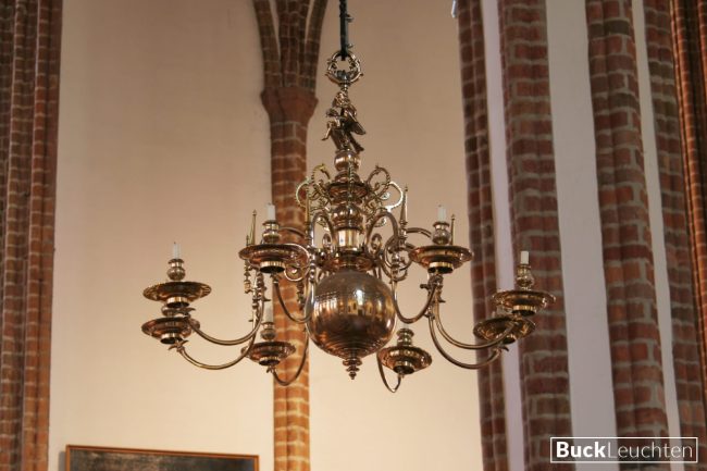 11__kirchengemeinde_spandau-_komplett_restaurierter_barockleuchter_1651_norddeutsch_8_arme_in_1_etage_h_ca._90_cm_d_ca._97_cm_bekršnung_zeus_auf_demadler_messingguss_hochglanz_po