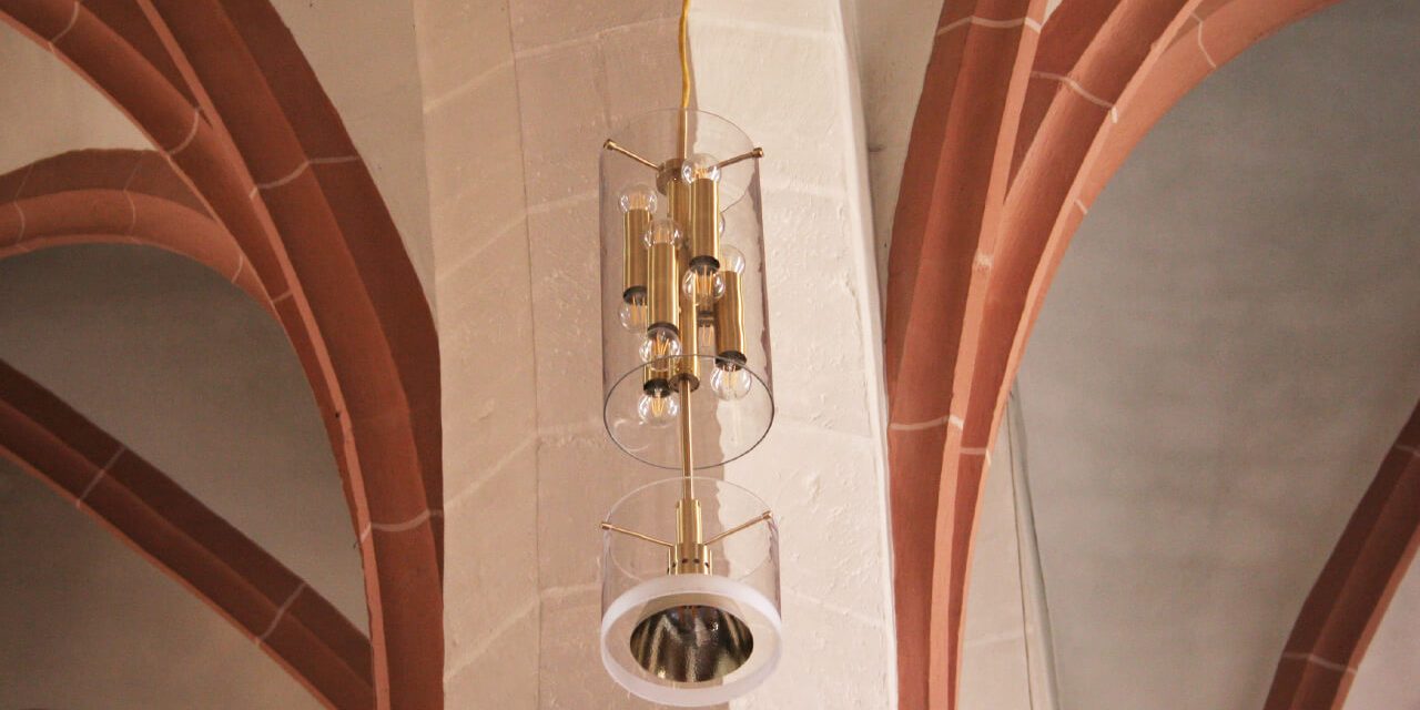 12450HR-LED -D50 cm H ca. 90 cm12 x LED je 7 W 806 Lumen 1 x breitstrahlenderReflektor LED 15 W1520 Lumen mundgeblasene Kristallglaszyl gesamte Lichtleistung der Leuchte ca. 12000