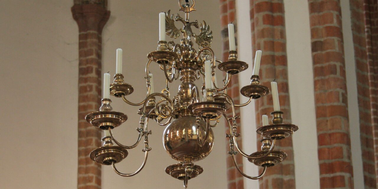 12_kirchengemeindespandau-komplett_restaurierter_barockleuchter_1651_norddeutsch_12_arme_in_2_etagen_h_ca._70_cm_d_ca._70_cm_bekrnung_doppeladler_messingguss_hochglanz_poliert
