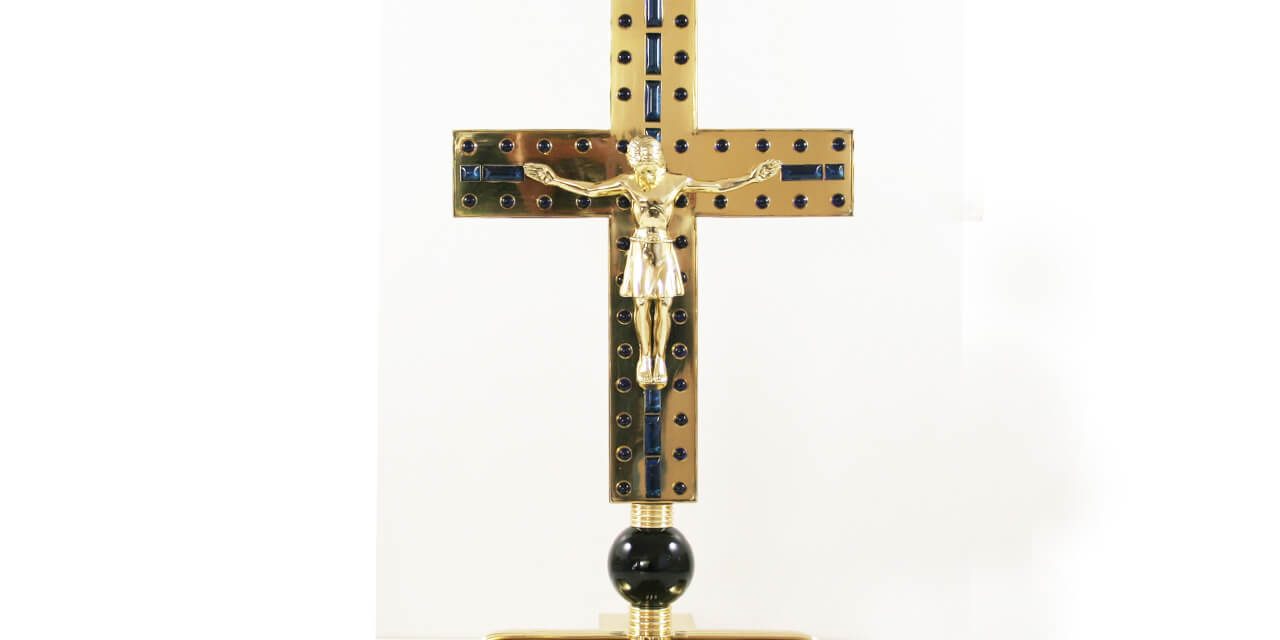 3_____teltow_tabernakelkreuz-_h_ca._62cm,_b_ca_32_cm_messing_poliert_gefasste_dunkelblaue_steine_speziell_angefertigt_einzelanfertigung_nach_diebstahl