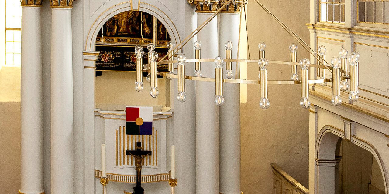 6_____colpin-_ringleuchter_fam._von_dewitz_d_ca._145_cm,_36_x_led_dimmbar,_lichtleistung_ca._29000_lumen,_oberflache_messing_fein_matt.