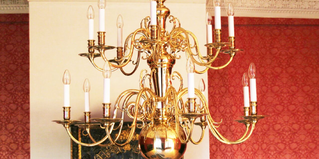 Flämischer Barockleuchter, 16 Arme in 2 Kränzen, Kaminzimmer Schloss Stolberg, D = ca. 103 cm, H = ca. 106 cm, Messingguss, Hochglanz poliert