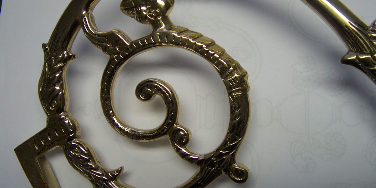 9_24_16-_norddeutscher_barockleuchter_armdetail_sehr_reich_verziert_messingguss_hochglanz_poliert