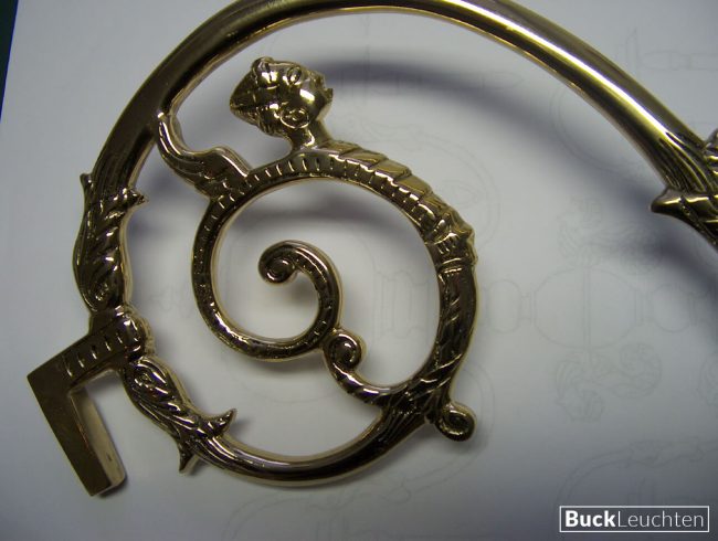 9_24_16-_norddeutscher_barockleuchter_armdetail_sehr_reich_verziert_messingguss_hochglanz_poliert