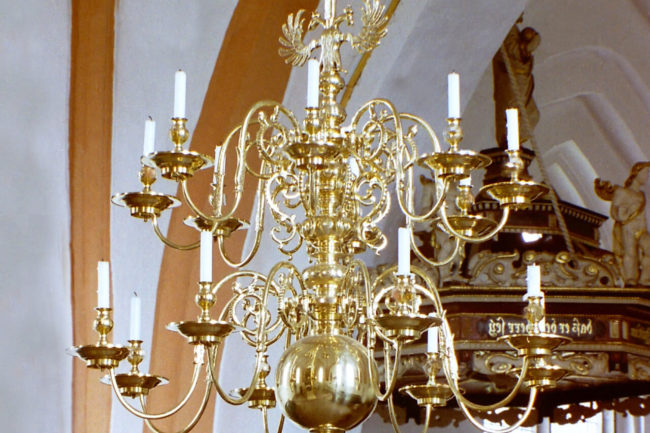 9_24_16-_norddeutscher_barockleuchter_sehr_reicher_zierrat_zierspangen_zwischen_den_armen__d=_ca._125___cm_h=_ca.112_cm_messingguss_hochglanz_poliert