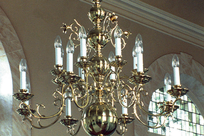 9_62_16_-_berliner_leuchter_historismus__d_ca.93_cm_h_ca._86cm_16_x_e14_arme_wie_bei_den_vorbildern_messingguss_mittelsaule_messing_gedruckt_hochglanz_poliert