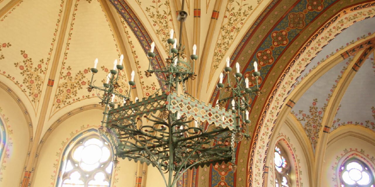 kronleuchter-_kirchengemeinde_ofen_historismus_vorwiegend_stahl_lackiert_bemalt